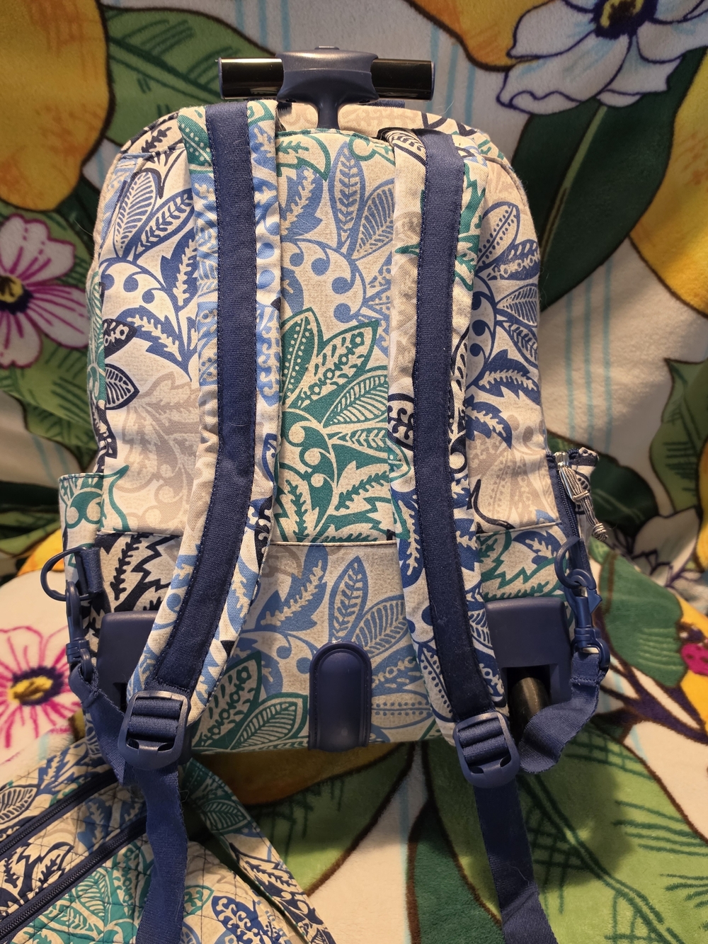Vera Bradley Santiago 4-Piece Set: Rolling Backpack, Hipster Crossbody & Wallets - Picture 3 of 16